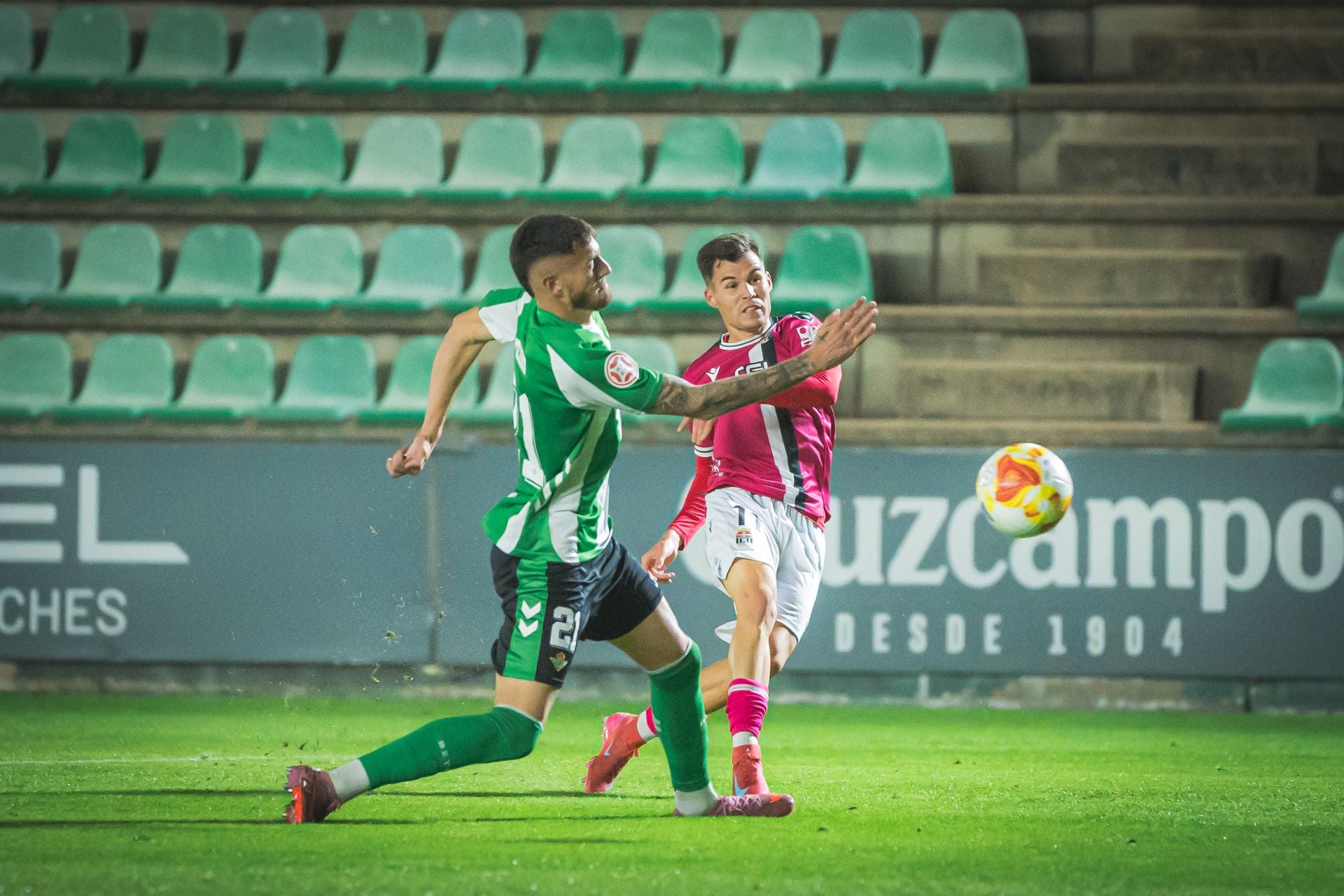 El FC Cartagena sufre y saborea la victoria, en imágenes