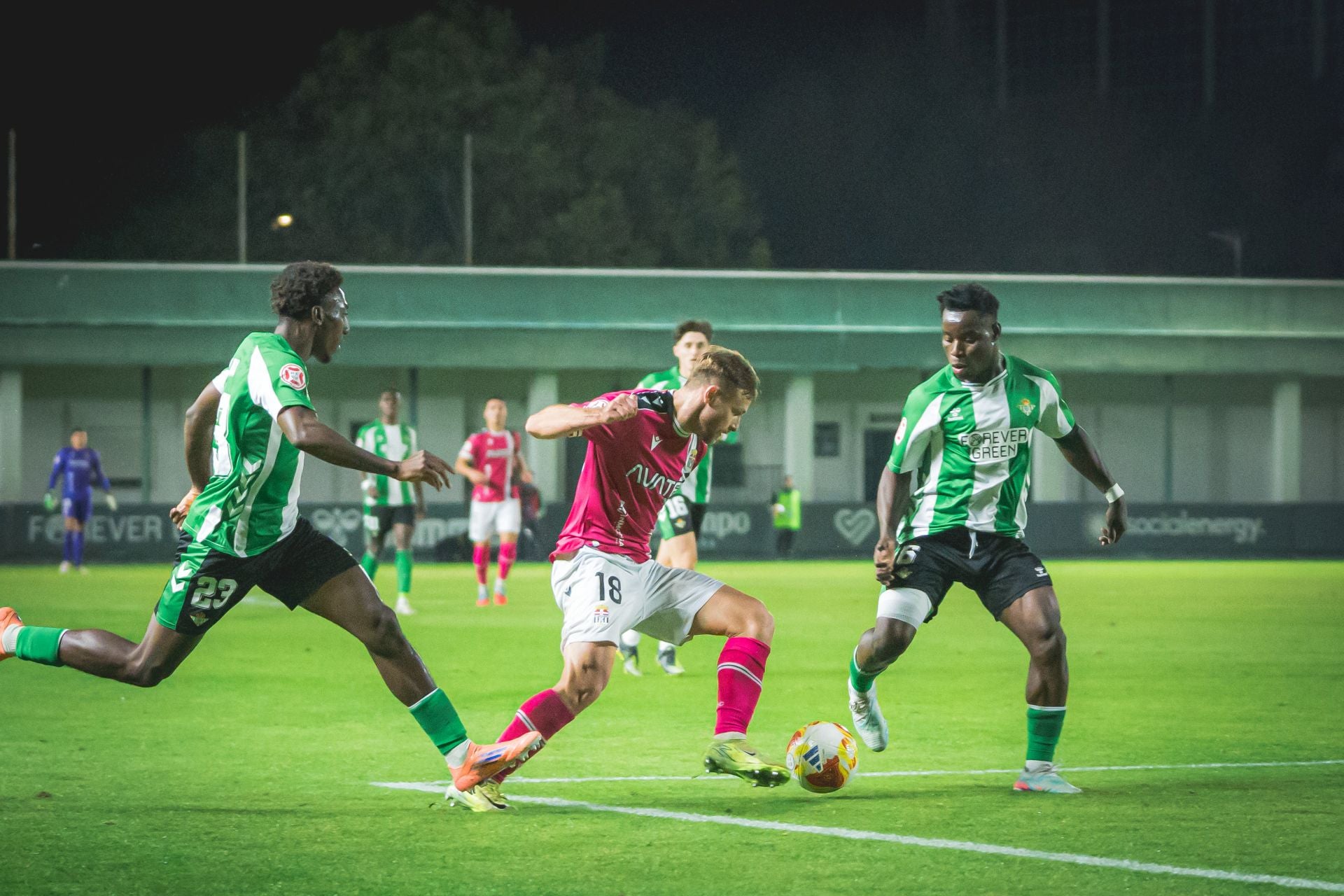 El FC Cartagena sufre y saborea la victoria, en imágenes