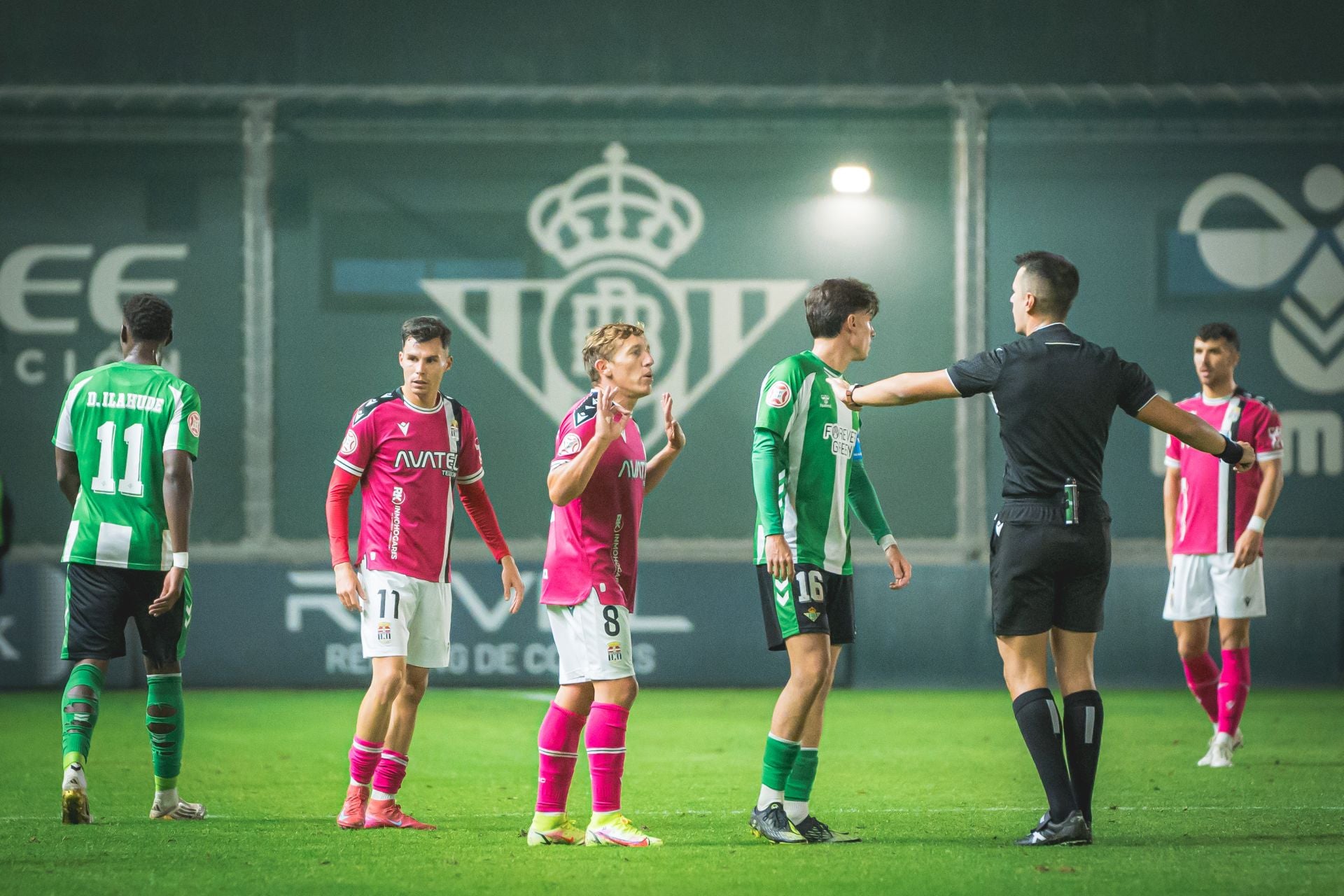 El FC Cartagena sufre y saborea la victoria, en imágenes