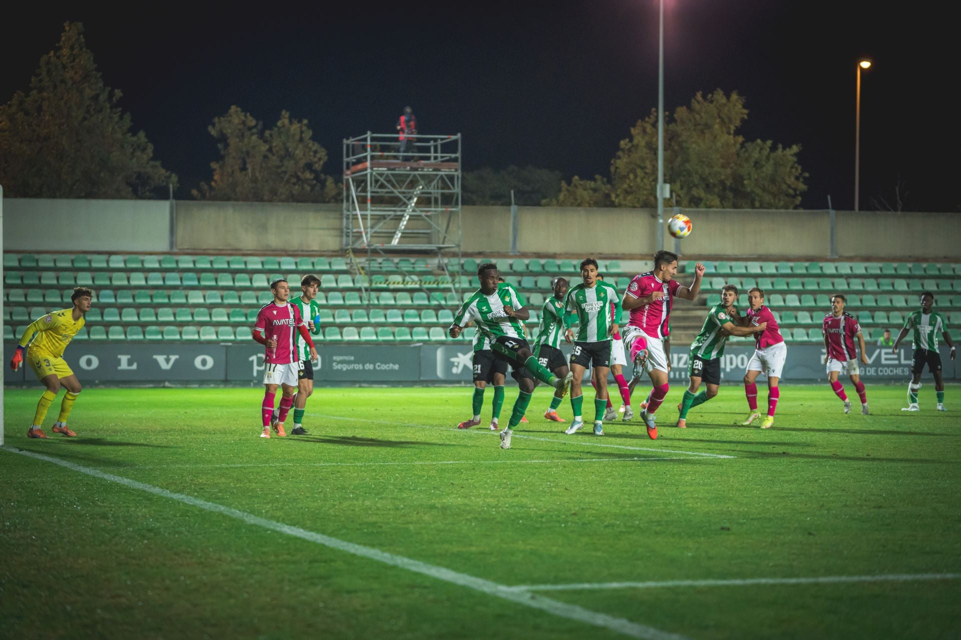 El FC Cartagena sufre y saborea la victoria, en imágenes