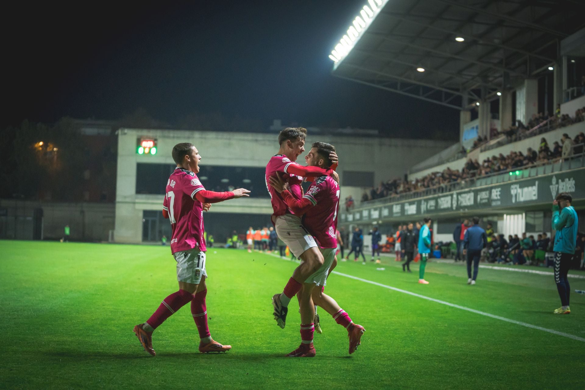 El FC Cartagena sufre y saborea la victoria, en imágenes