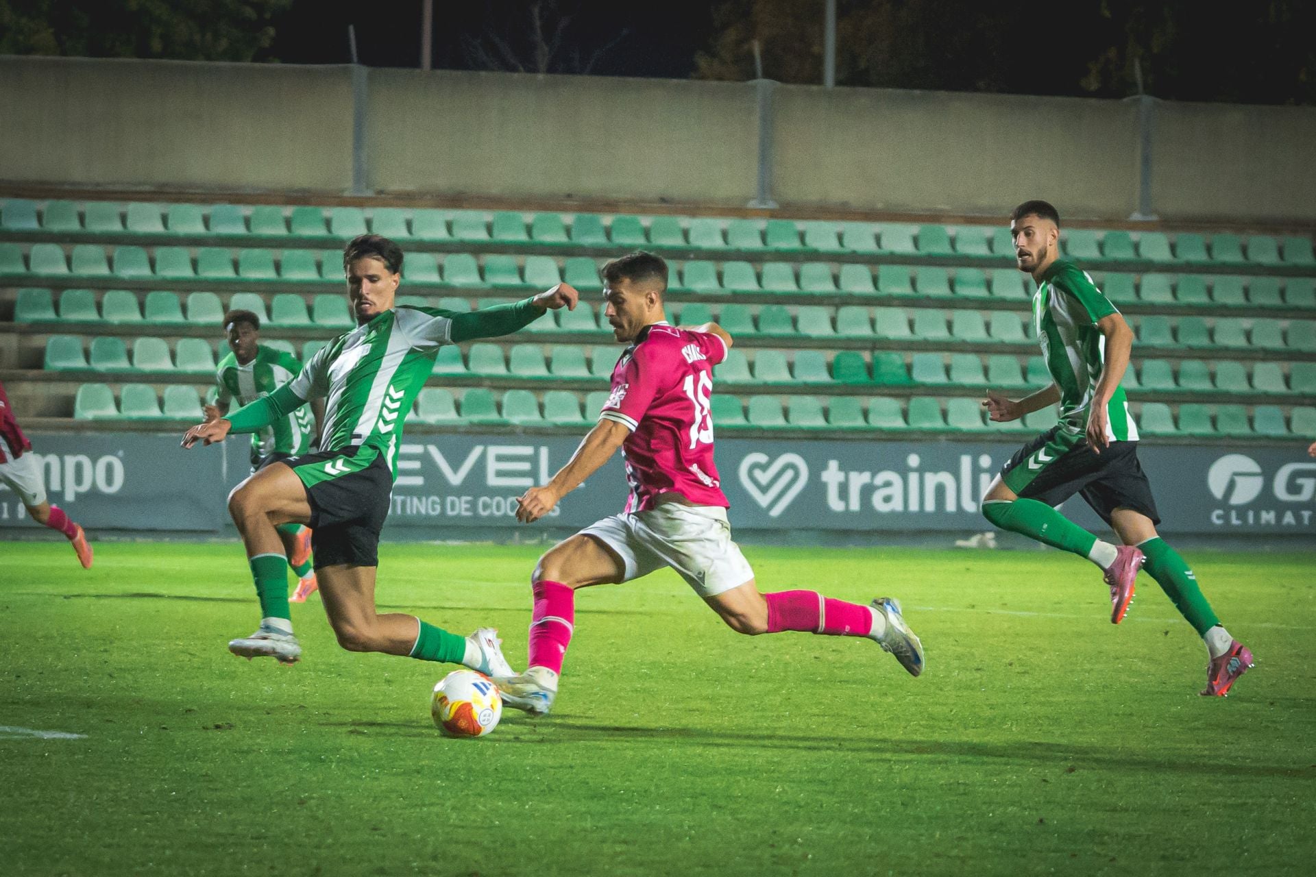 El FC Cartagena sufre y saborea la victoria, en imágenes