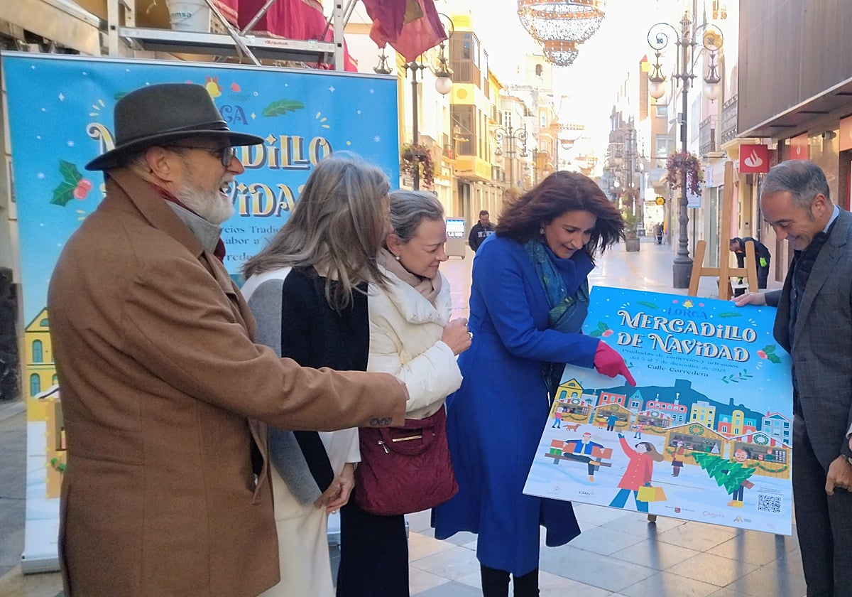 Presentación del mercado de Navidad en la calle Corredera, donde ya ha comenzado el montaje de las casetas.