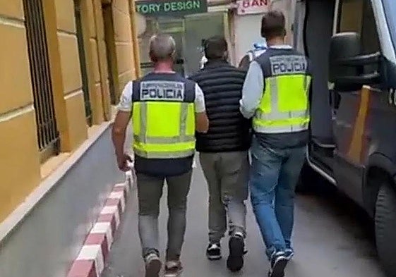 Agentes de la Policía detienen al presunto autor del tiroteo.
