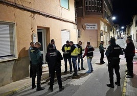 El dispositivo policial, este jueves, en Santomera.