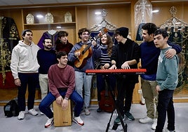 Miembros del grupo de universitarios del movimiento Hakuna de Murcia, en los salones de la iglesia de San Pedro antes de la celebración de su la 'hora santa', que realizan todos los martes.