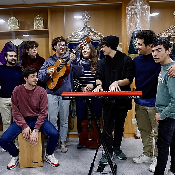 Catolicismo 'centennial' en el despertar religioso: la generación de Rosalía vuelve su mirada hacia la espiritualidad