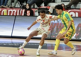 Ligeiro, presionado por un rival del Jaén, en el partido de este sábado.