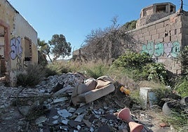 Escombros y basura en un paraje próximo a Cabezo Beaza.