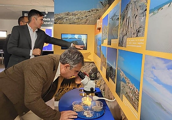 El consejero mira por un telescopio del centro de las Salinas.
