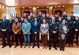 Los nuevos agentes, junto al alcalde y concejales, en el Ayuntamiento.