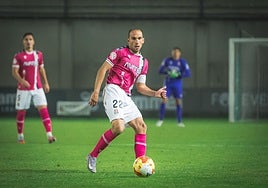 Nacho Martínez realiza un pase en el partido contra el Betis Deportivo.