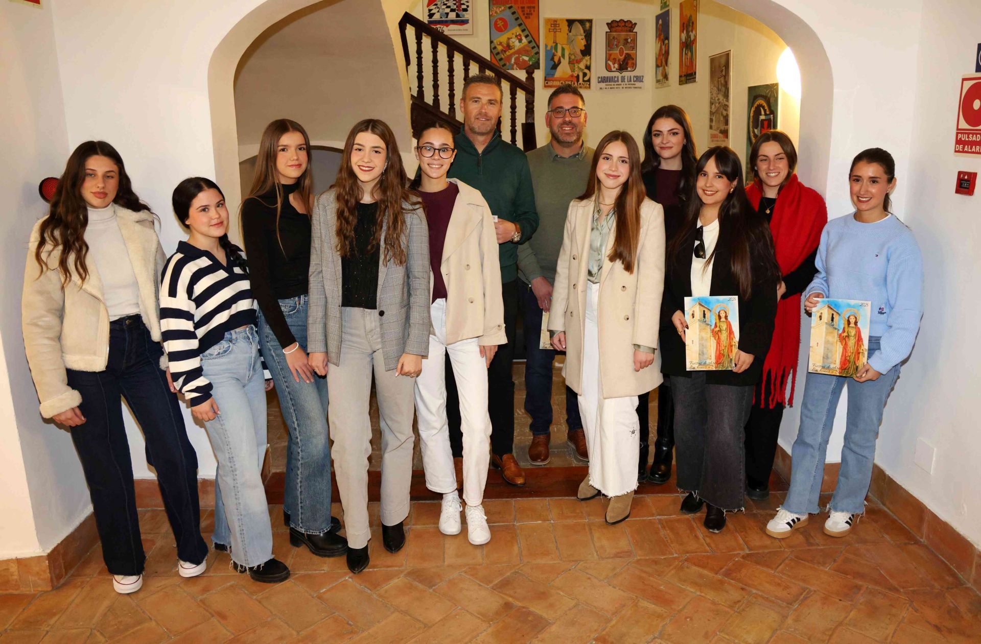 La Comisión de Fiestas de Archivel posa junto a la reina y sus damas en compañía del alcalde, el pedáneo y la concejal de Festejos en Pedanías