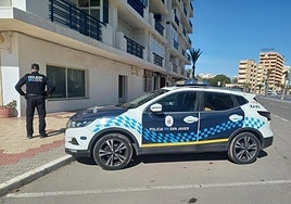 Un agente de la Policía Local de San Javier, en una foto de archivo, junto a la ubicación donde estará la comisaría de La Manga, cuya inauguración está prevista para el próxmo 15 de diciembre.