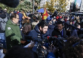 López Miras atiende a los medios, este domingo, en la manifestación en Madrid.