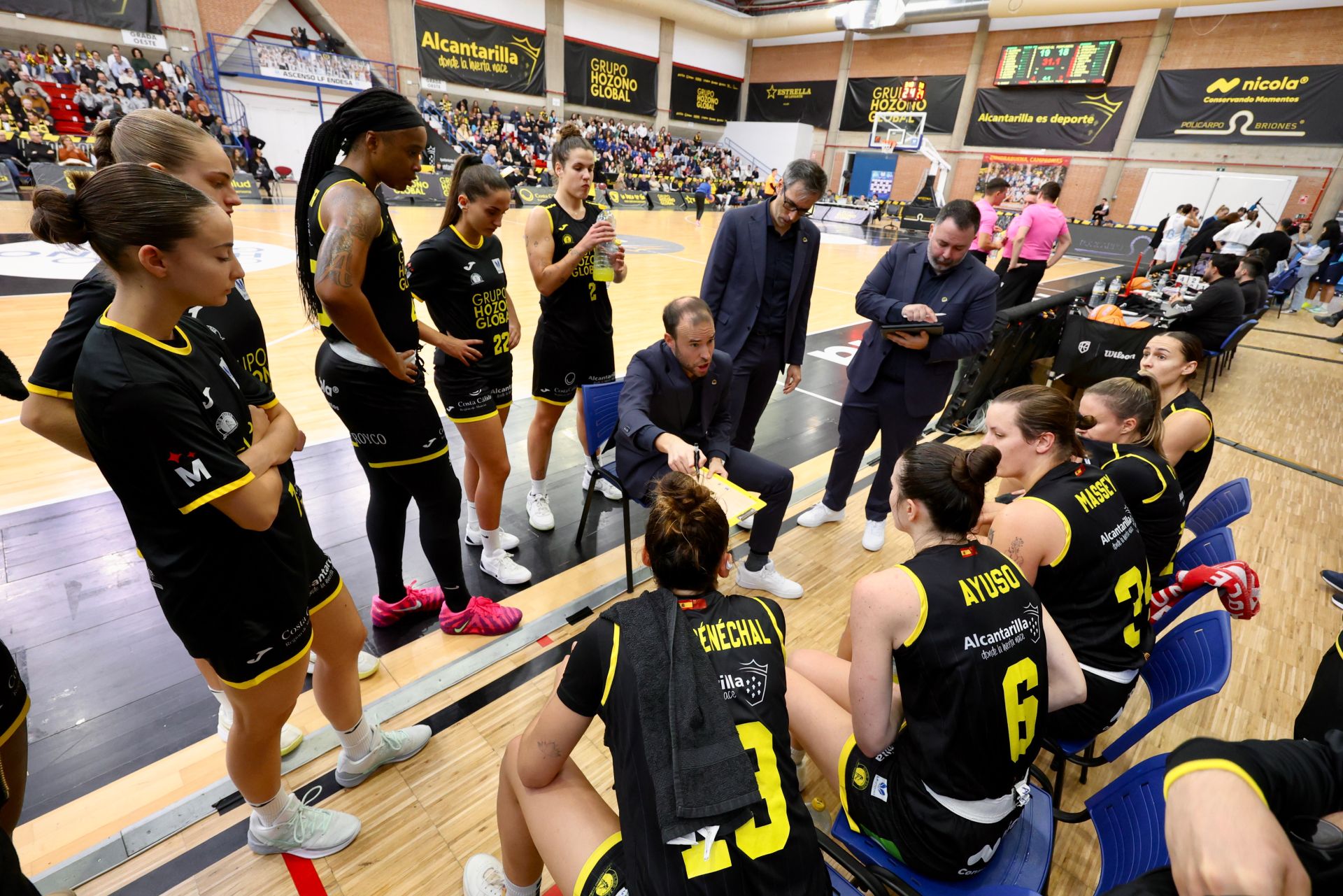 El partido entre el Hozono Jairis y el Perfumerías Avenida, en imágenes