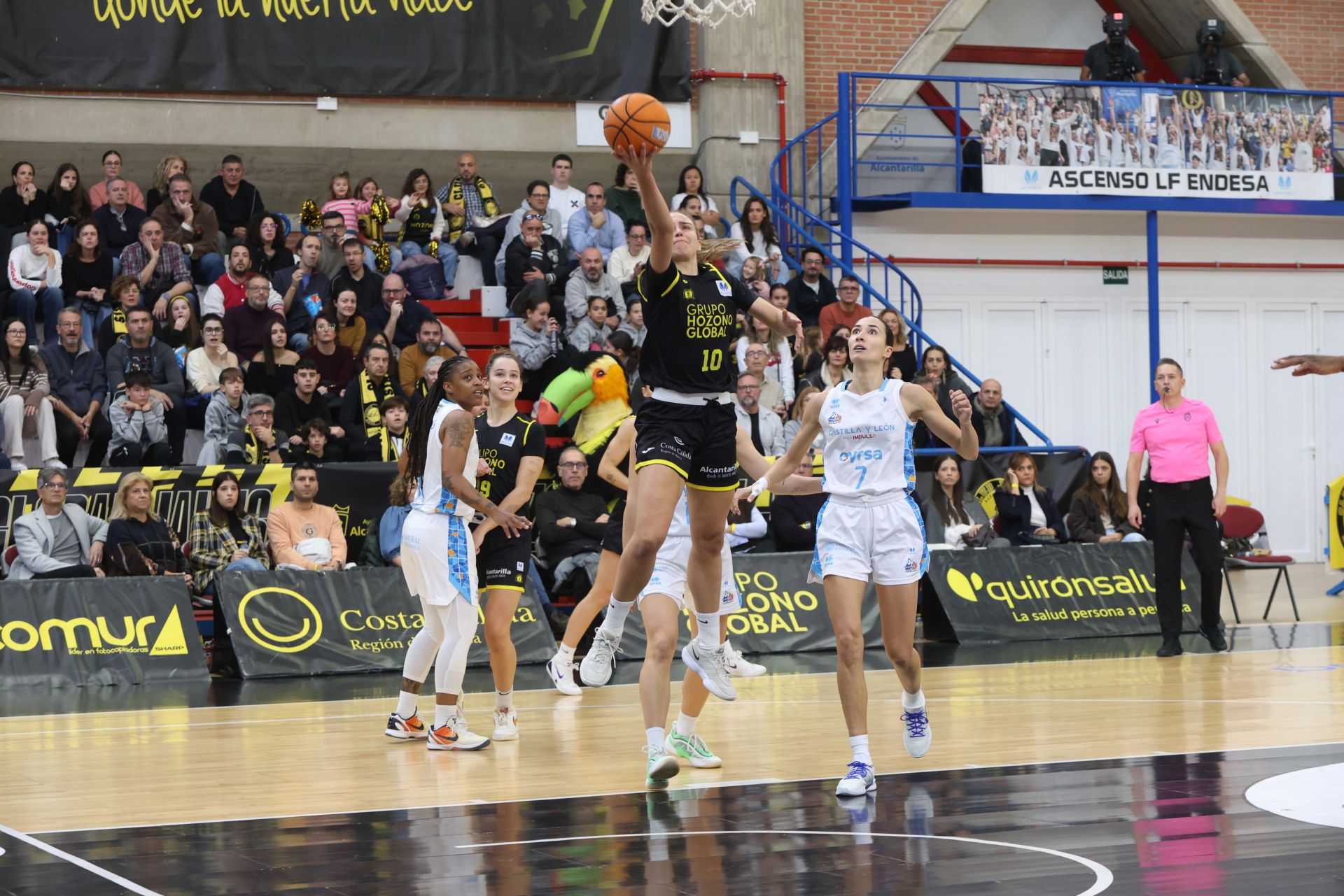 El partido entre el Hozono Jairis y el Perfumerías Avenida, en imágenes
