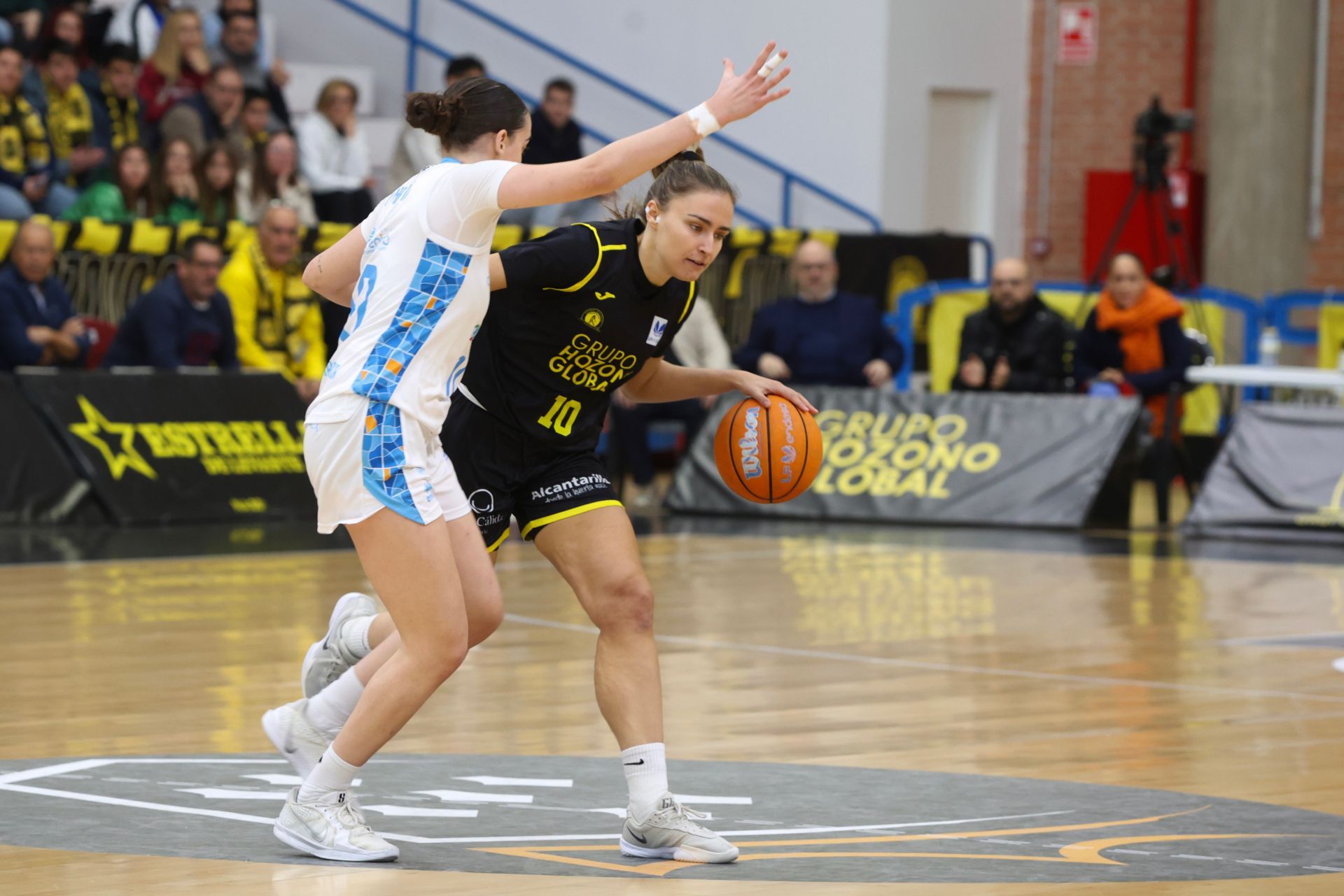 El partido entre el Hozono Jairis y el Perfumerías Avenida, en imágenes