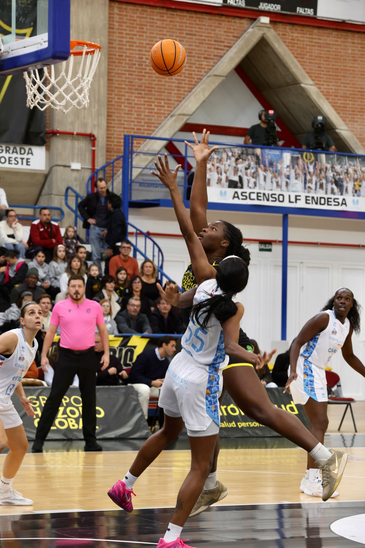 El partido entre el Hozono Jairis y el Perfumerías Avenida, en imágenes