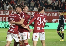 Jorge Sánchez, de espaldas, celebra el primer gol del Real Murcia con sus compañeros.