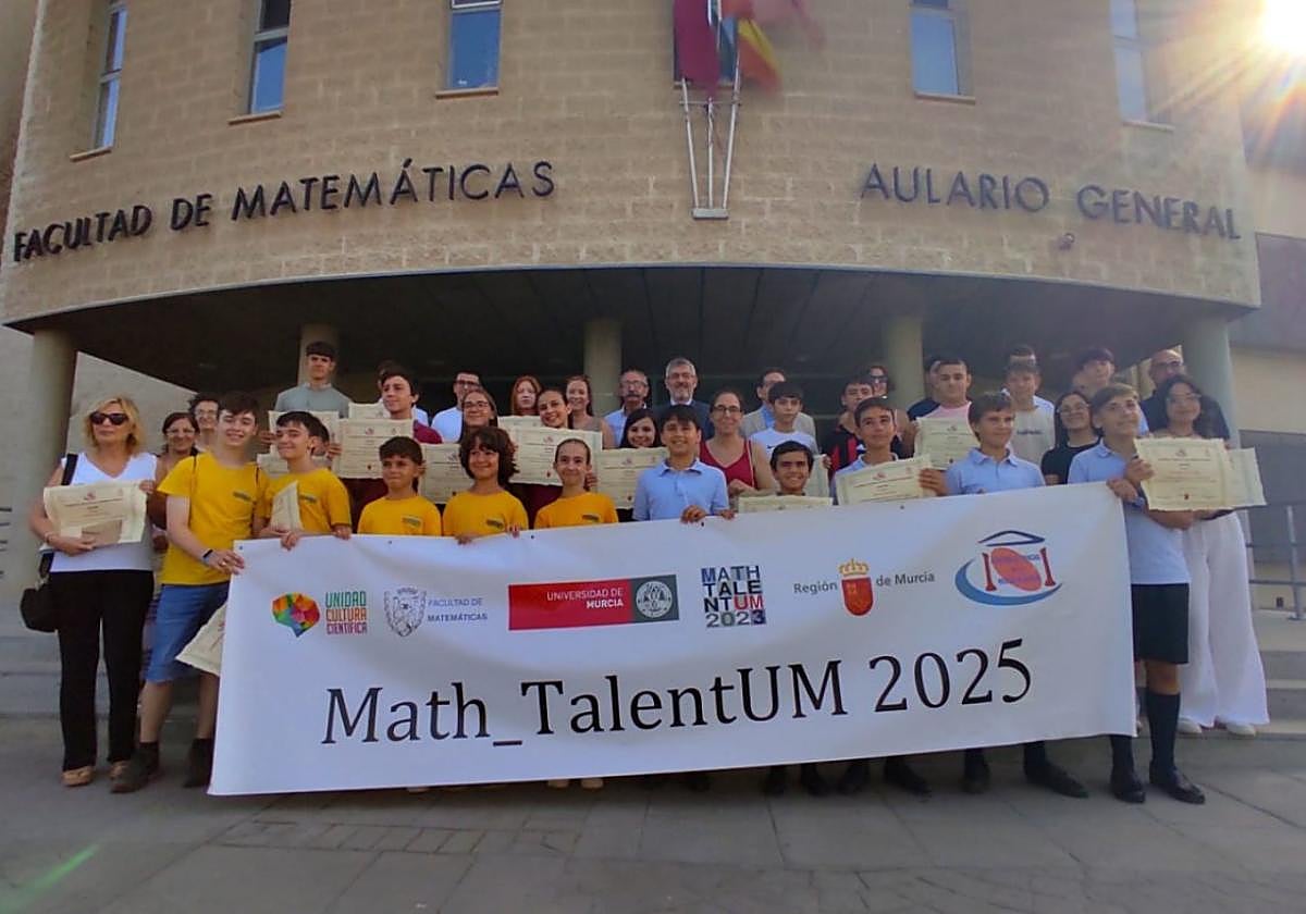 Participantes de la última edición frente a la Facultad de Matemáticas de la Universidad de Murcia.