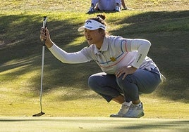 Cheenglab leyendo uno de los 'greens' del campo malagueño sede del 'open' femenino español.