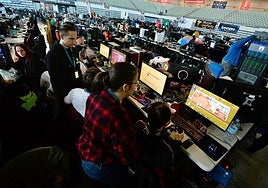 Participantes de Murcia Lan Party 2024 en el Palacio de los Deportes de Murcia.
