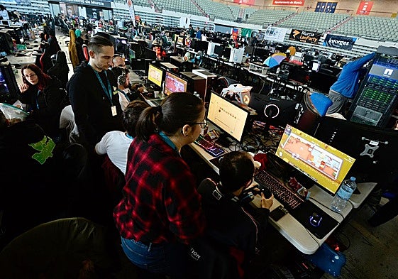 Participantes de Murcia Lan Party 2024 en el Palacio de los Deportes de Murcia.