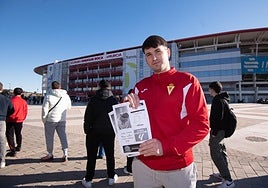 Un aficionado del Real Murcia, esta mañana, después de adquirir entradas para el partido en Cartagena.