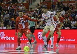 Darío Gil y Ricardinho, del Jimbee y de ElPozo respectivamente, en un derbi el curso pasado.