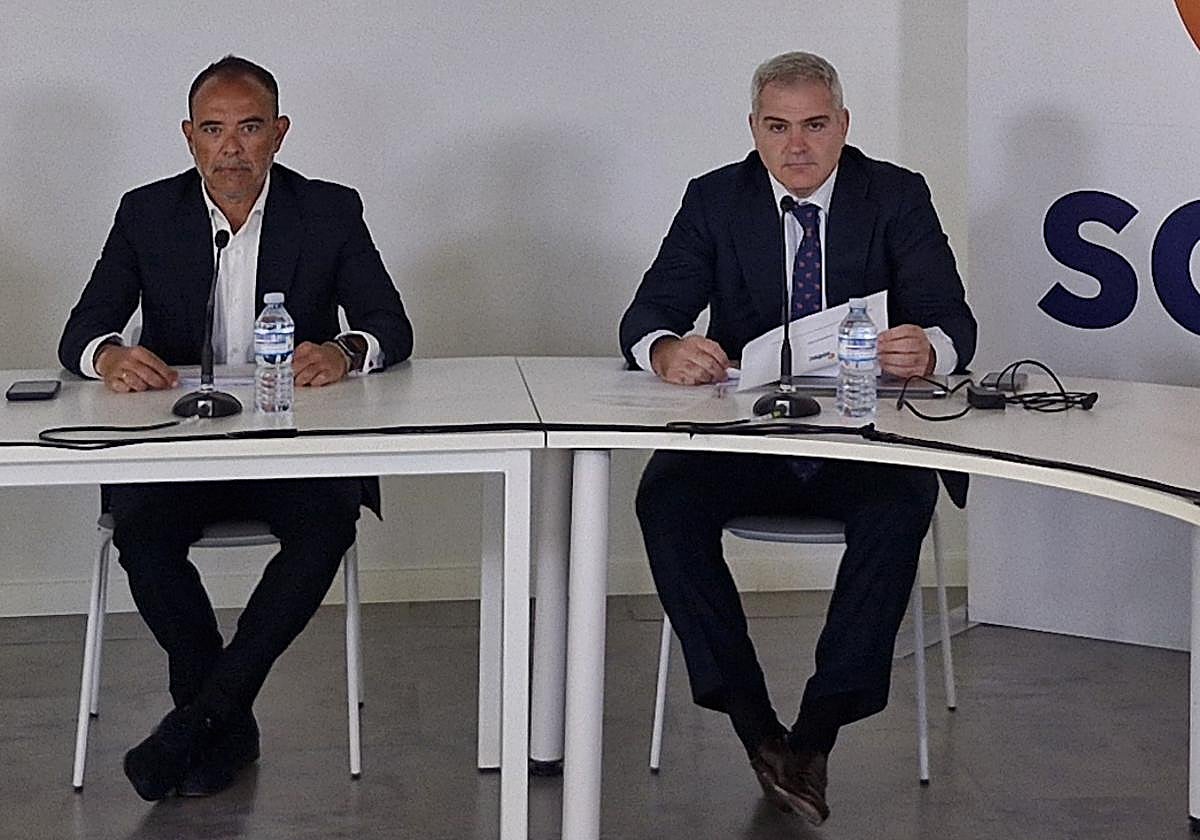 Los directivos de Soltec Marcos Sáez y Mariano Berges, en una junta de accionistas de la compañía con sede en Molina de Segura.