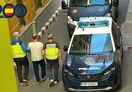 Los agentes detienen al autor del apuñalamiento.