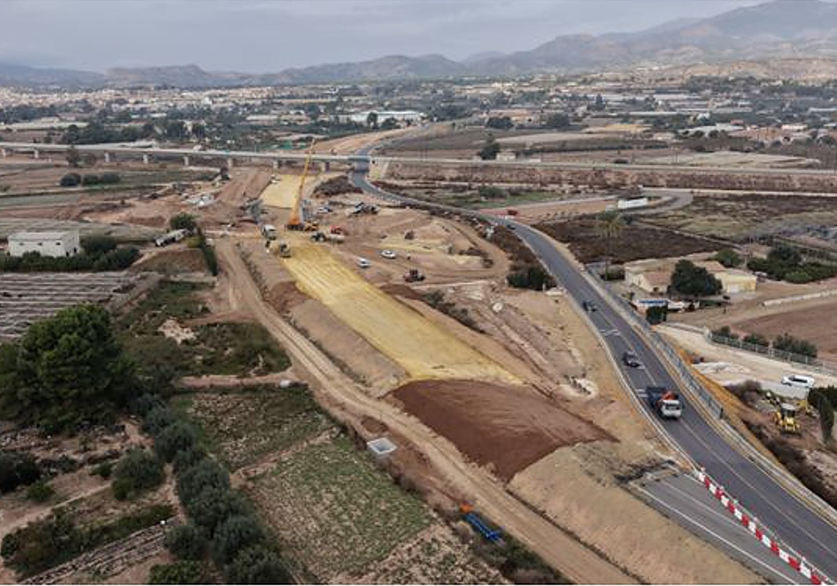 Construcción de la plataforma de alta velocidad en Totana, donde se repondrá la intersección con una carretera regional.