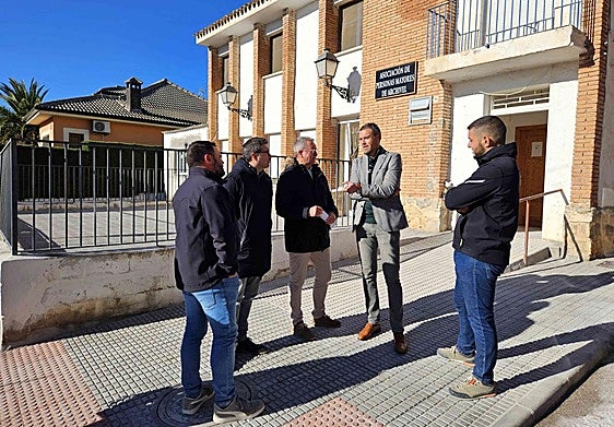 El alcalde (2º dcha) junto a técnicos municipales y responsables de las obras.