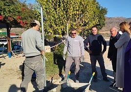 La consejera (2ªd) durante su visita al centro de día de Apandis, donde se desarrolla un programa de empleo.