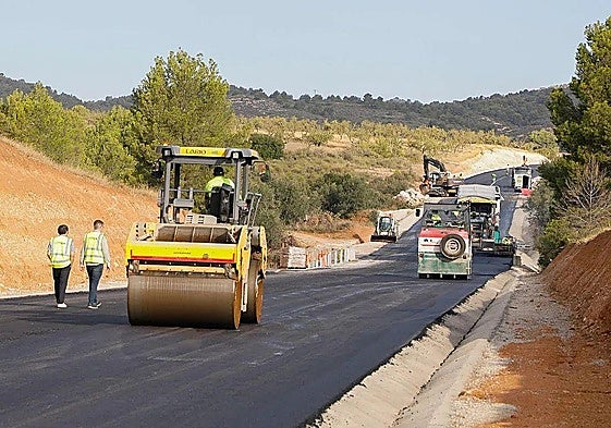 Imagen de archivo de trabajos de asfaltado de una carretera.