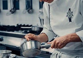 Una de las alumnas cocinando en Le Cordon Bleu de Madrid.
