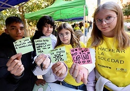 Escolares participantes en la jornada 'Hackear la soledad', este lunes, en el patio del Museo de Santa Clara, en Murcia.