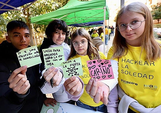 Escolares participantes en la jornada 'Hackear la soledad', este lunes, en el patio del Museo de Santa Clara, en Murcia.