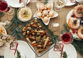 Una mesa preparada para una celebración navideña.