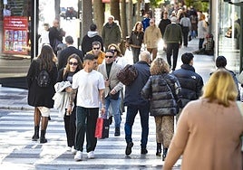 Gente caminando por el centro de Murcia en una imagen de archivo.