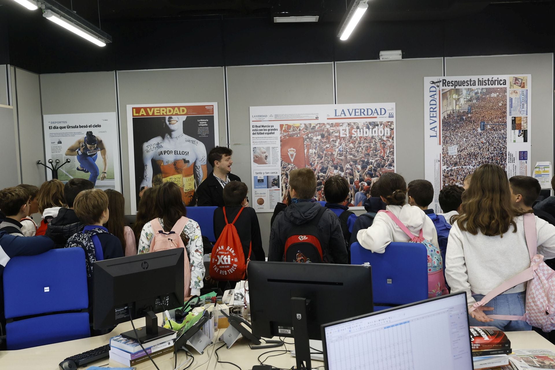 Visita del colegio Maestro Francisco Martínez Bernal de Molina a LA VERDAD, en imágenes