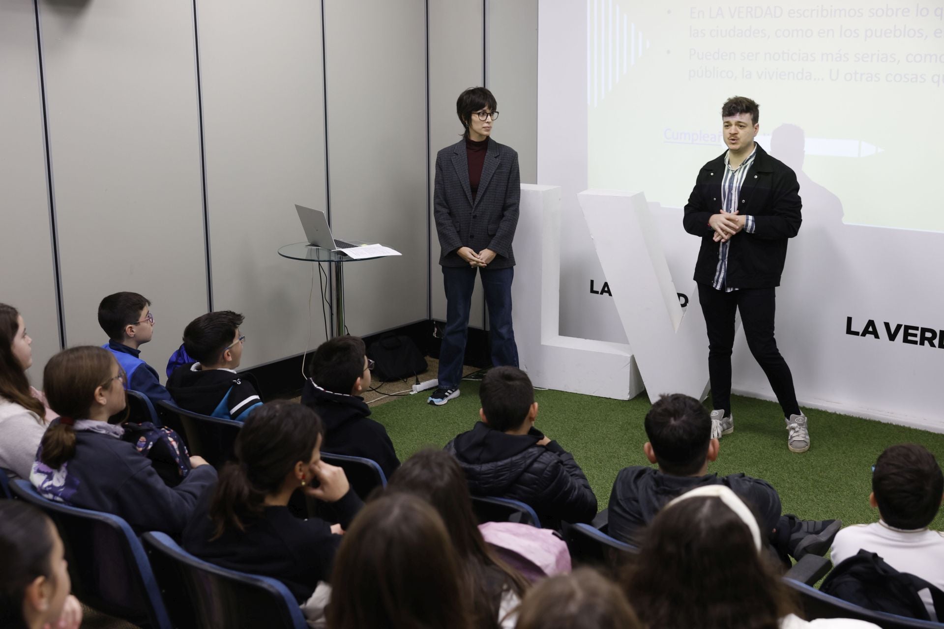 Visita del colegio Maestro Francisco Martínez Bernal de Molina a LA VERDAD, en imágenes