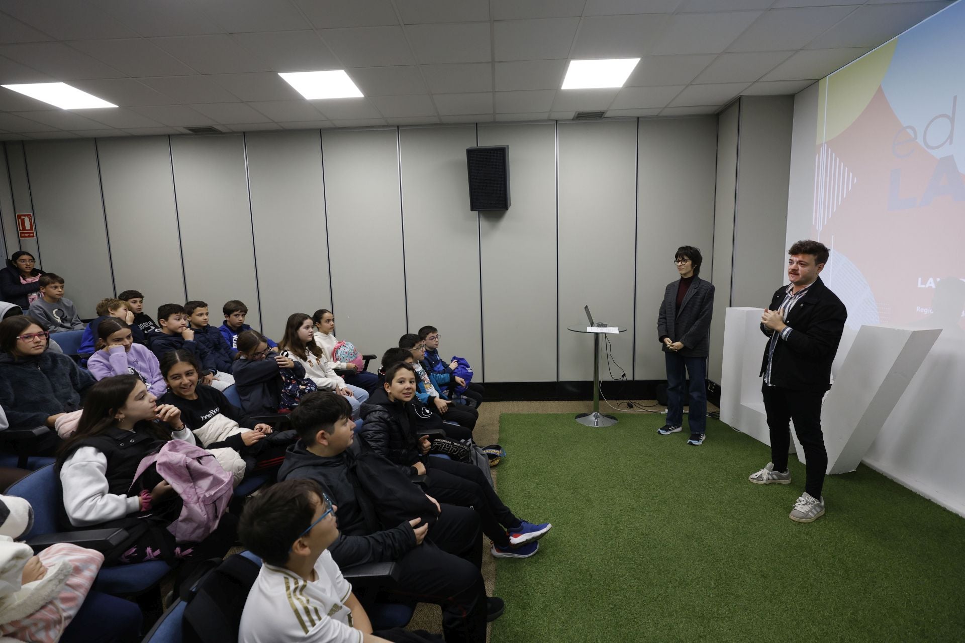 Visita del colegio Maestro Francisco Martínez Bernal de Molina a LA VERDAD, en imágenes