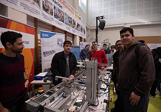 Los alumnos Daniel Herrero, Antonio Carrillo, David Riofrío y Jesús Mendoza, en la feria en el IES Politécnico.