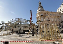 Operarios municipales iniciaron ayer la instalación de la estrella fugaz, que precederá a las figuras luminosas de los Reyes Magos en Héroes de Cavite.