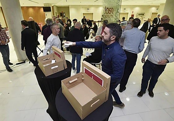 Un grupo de accionistas del Real Murcia, durante la votación de este martes en el antepalco del estadio Enrique Roca de Murcia.