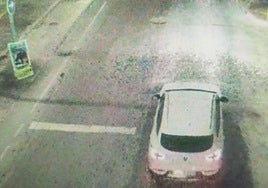 El coche en el que huyeron los atracadores es captado por una cámara de seguridad.