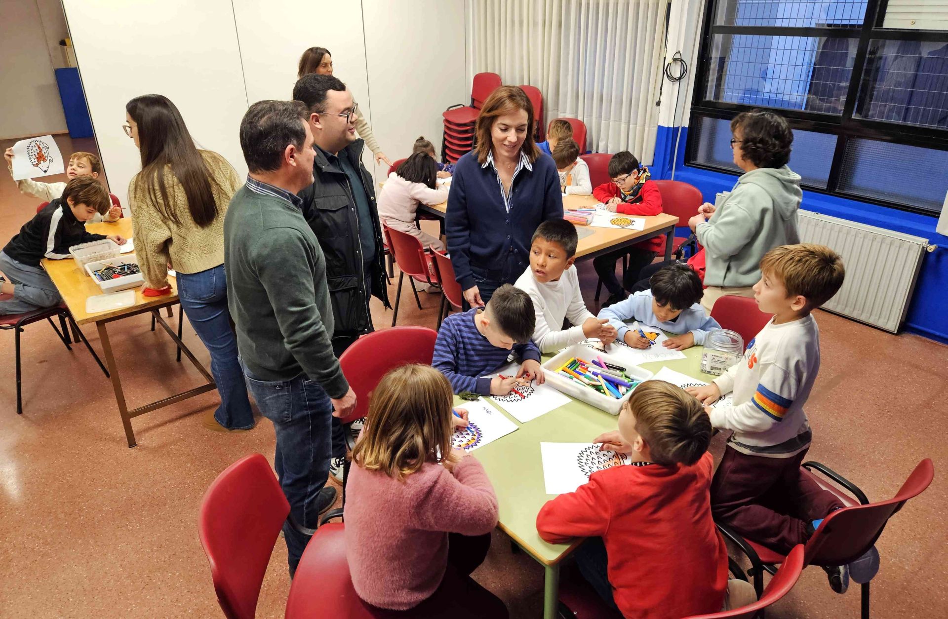 Visita de los concejales de Igualdad de Oportunidades, Educación y Juventud a una ludoteca.