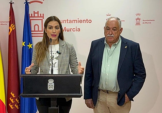 La concejala Carmen Fructuoso y el pedáneo de La Raya, José Hernández, durante la rueda de prensa.